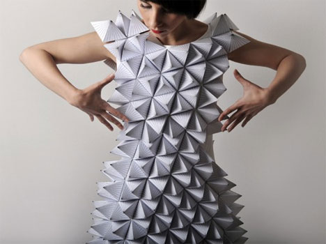  cinco vestidos hechos a mano con materiales textiles y papel verdaderas 