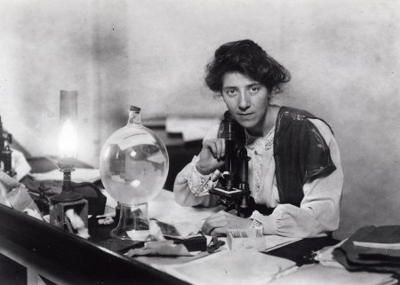 Marie Stopes en su laboratorio, 1904